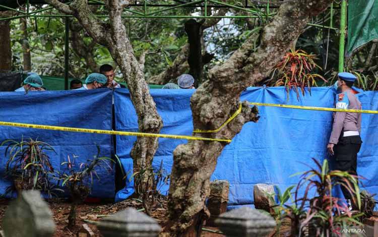 Arsip foto - Sejumlah dokter Forensik melakukan proses autopsi jenazah saat ekshumasi atau pembongkaran makam almarhum Darso (43) di TPU Sekrakal, Semarang, Jawa Tengah, Senin (13/1/2025). Ekshumasi yang digelar Polda Jateng untuk memperdalam penyelidikan penyebab kematian Darso, warga Kota Semarang, Kecamatan Mijen itu diduga tewas akibat dianiaya enam anggota polisi Kota Yogyakarta. ANTARA FOTO/Makna Zaezar/Spt