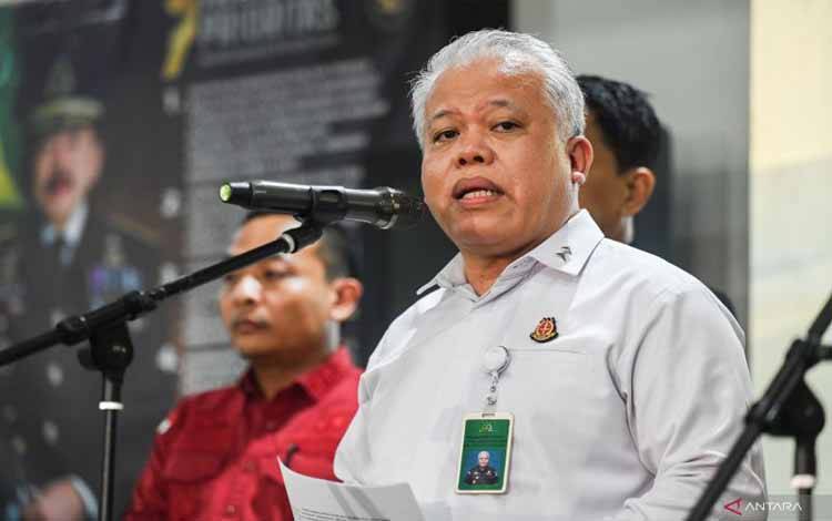 Kepala Pusat Penerangan Hukum Kejaksaan Agung Harli Siregar (kanan) memberikan keterangan saat konperensi pers kasus dugaan korupsi dalam tata kelola minyak mentah dan produk kilang pada PT Pertamina Subholding dan Kontraktor Kontrak Kerja Sama (KKKS) tahun 2018-2023 di Kejaksaan Agung, Jakarta, Rabu (26/2/2025). ANTARA FOTO/Bayu Pratama S/foc