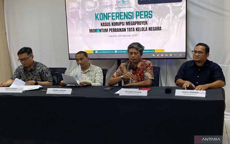 Pengurus Lembaga Kajian dan Pengembangan Sumber Daya Manusia Pengurus Besar Nahdlatul Ulama (Lakpesdam PBNU) Ah Maftuchan (dua kanan) saat konferensi pers di Kantor Lakpesdam PBNU, Jakarta, Jumat (28/2/2025). (ANTARA/Fath Putra Mulya)