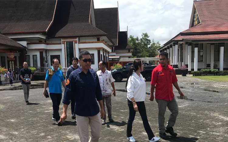 Plh Bupati yang juga Pj Sekda Katingan Deddy Feras melakukan peninjauan di rumah jabatan bupati, Jumat, 28 Februari 2025.