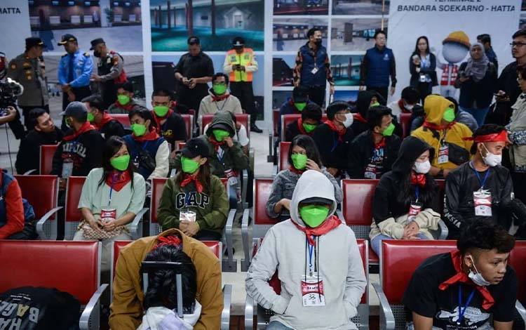 Arsip - Sejumlah WNI yang menjadi korban tindak pidana perdagangan orang (TPPO) di Myanmar tiba di Bandara Soekarno-Hatta, Banten, pada 28 Februari 2025. (ANTARA FOTO/Putra M. Akbar/foc)