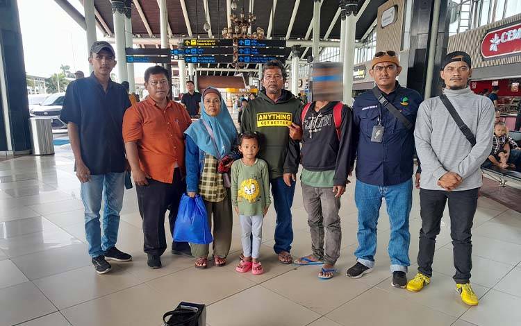 Warga terlantar asal Cirebon ketika di pulangkan dan telah dipertemukan dengan pihak keluarga Bandara Soekarno-Hatta?Jakarta (Foto : Ist)