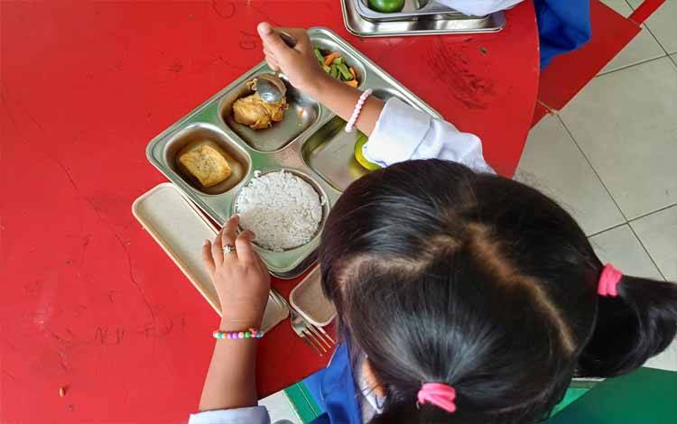 Program Makan Bergizi Gratis di TK Negeri Pembina Sampit. (FOTO: DEWIP)
