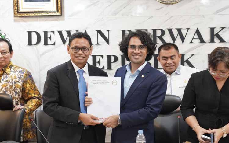Wakil Menteri ESDM Yuliot Tanjung (kiri) dan Anggota Komite II DPD asal Maluku Utara Graal Taliawo (kanan) berfoto bersama dalam rapat kerja DPD dan Kementerian ESDM. ANTARA/HO-Tim Media Graal Taliawo