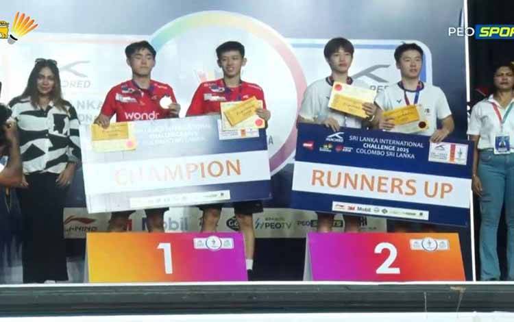 Nikolaus Joaquin/Raymond Indra (kiri) berdiri di podium tertinggi setelah memenangi laga final Sri Lanka International Challenge 2025 di Colombo, Sri Lanka, 2 Maret 2025