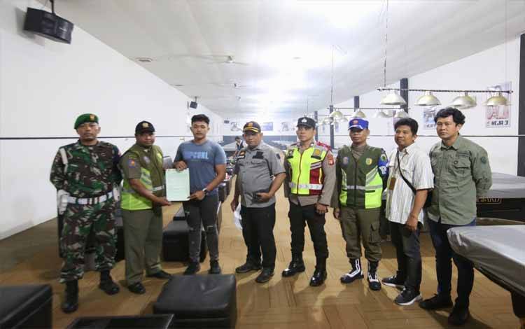 Pengelola O Billiard saat diberikan surat teguran oleh Tim gabungan (Foto : Satpol PP Palangka Raya)