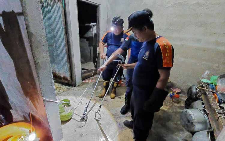 Call Center 112 Palangka Raya saat mengevakuasi ular di rumah warga (Foto : Call Center 112 Palangka Raya (Foto : IST)