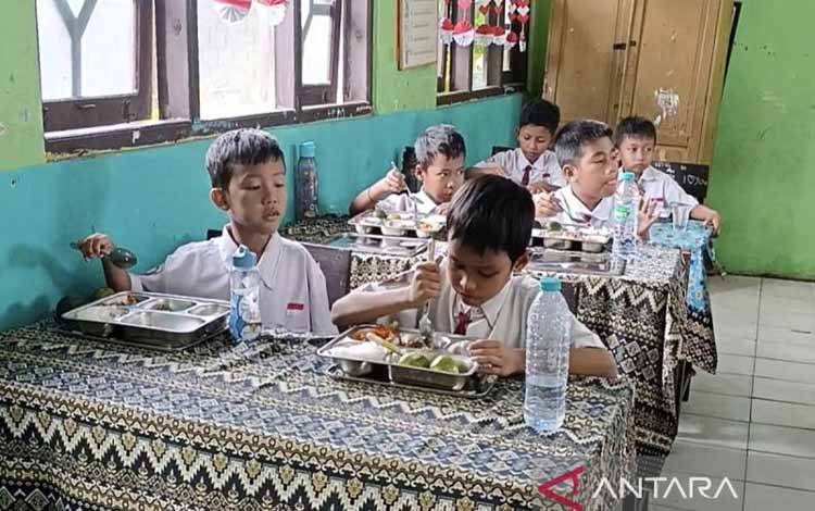 Arsip - Antusiasme pelajar SDN 1 Sawahan Sampit mendapat Program MBG, Senin (24/2/2025). (ANTARA/Devita Maulina)