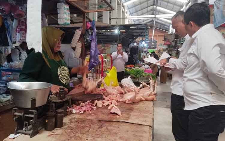 Satgas pangan Polda Kalteng saat melakukan pemantauan kebutuhan pokok di Pasar Kahayan. (FOTO: IST)