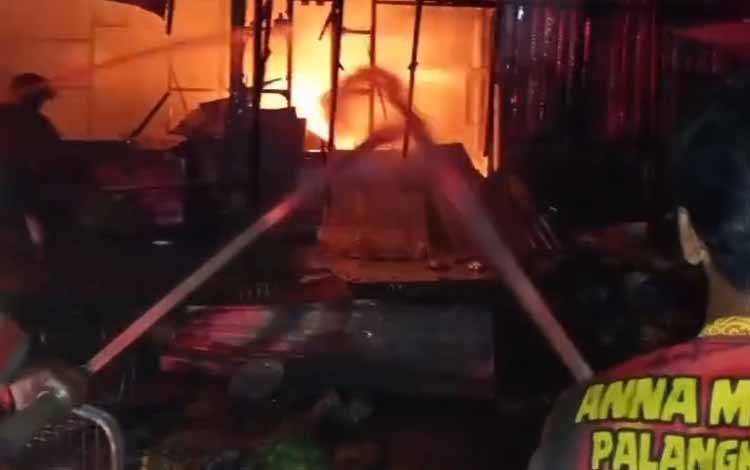 Tim gabungan saat berupaya melakukan pemadaman (Foto : IST)