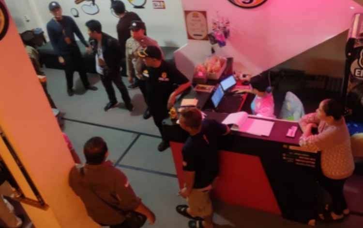 Tim gabungan saat berada di eighty nine biliard (Foto : Satpol PP Palangka Raya)