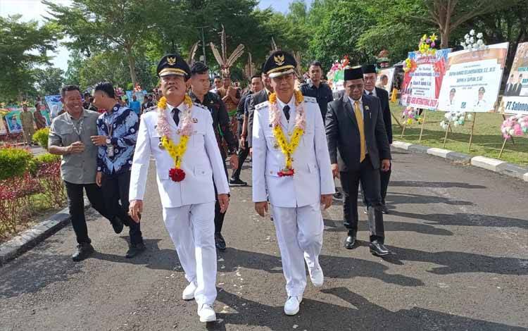 Bupati Seruyan Ahmad Selanorwanda dan Wakil Bupati H Supian saat memasuki halaman Kantor Bupati Seruyan di hari pertama bekerja (Foto : Fahrul)