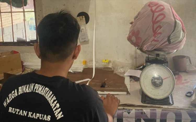 WBP Rutan Kapuas saat jalankan program pembinaan layanan laundry. (FOTO: IST)