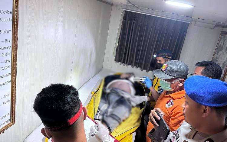 Petugas Inafis Polres Kobar mengevakuasi penumpang KM Dharma Rucitra 9 yang ditemukan meninggal dunia.
