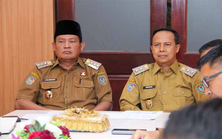 Bupati Seruyan Ahmad Selanorwanda dan Wakilnya Supian mengikuti Rakor Pengendalian Inflasi dari Ruang Rapat Kantor Bupati Seruyan (Foto : Prokom Seruyan)