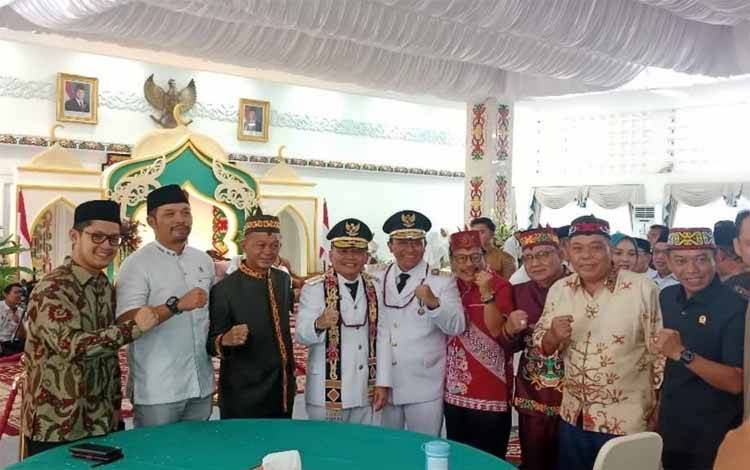Wakil Ketua Komisi III DPRD Kalteng Tommy Irawan saat berfoto dengan Gubernur dan Wakil Gubenur Kalteng di istana Gubernur Kalteng (Foto : IST)
