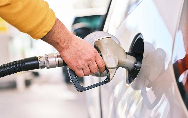Ilustrasi pengisian BBM. Pengamat menilai perlunya peningkatan pengawasan dan transparansi di Pertamina, serta mengembalikan tingkat kepercayaan investor. (FOTO: PIXABAY)