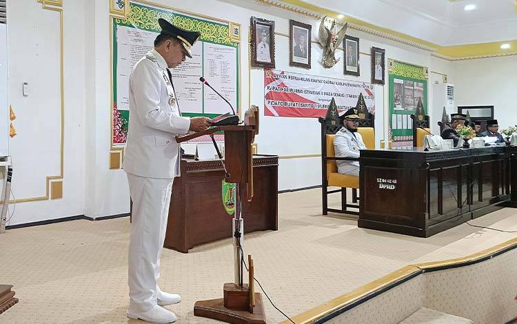 Bupati Barito Timur, M Yamin, saat menyampaikan pidato perdana usai serah terima jabatan, dalam rapat paripurna istimewa yang digelar DPRD Barito Timur, Rabu, 5 Maret 2025. (FOTO: AGUSTINUS BOLE MALO)