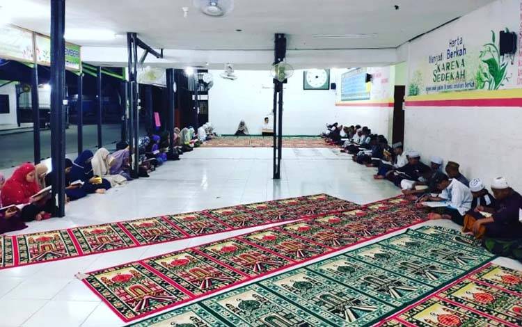 Kegiatan anak anak di Panti Asuhan Berkah Palangka Raya. Bulan Ramadan menjadi momen baik untuk meningkatkan ibadah. (FOTO:PANTI ASUHAN BERKAH)