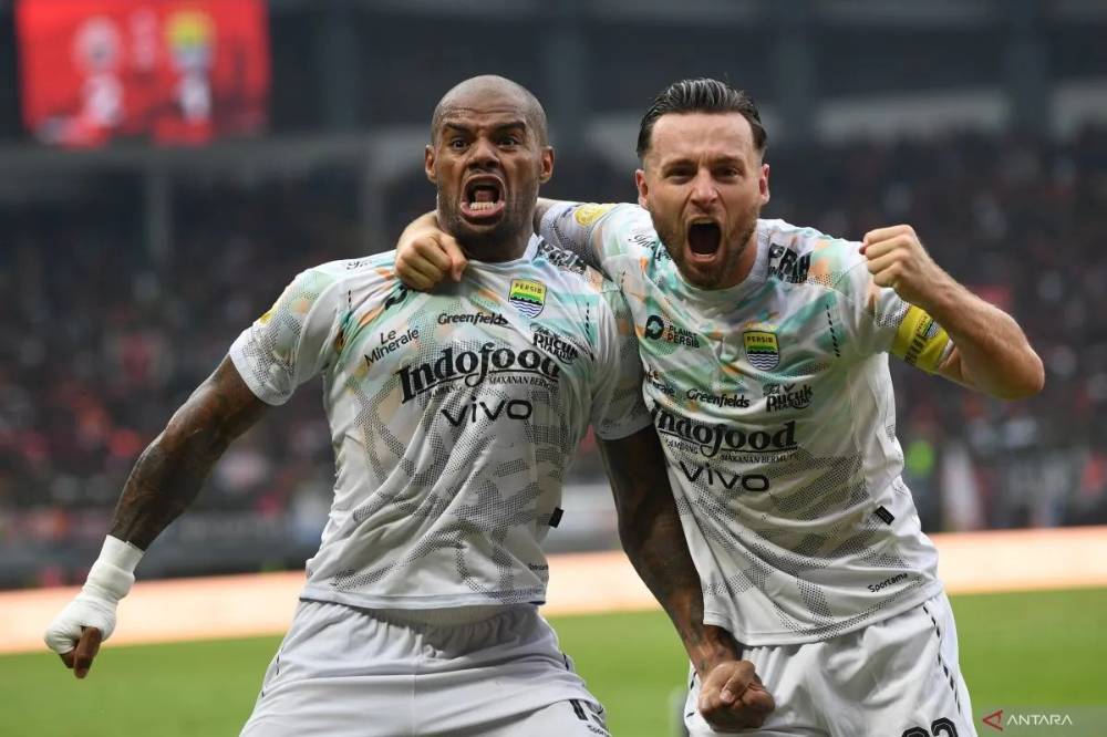 Pesepak bola Persib Bandung David Da Silva (kiri) berselebrasi bersama rekannya Marc Klok (kanan) usai mencetak gol ke gawang Persija Jakarta dalam laga lanjutan Liga 1 di Stadion Patriot Candrabhaga, Bekasi, Jawa Barat, Minggu (16/2/2025). ANTARA FOTO/Akbar Nugroho Gumay/Spt. (ANTARA FOTO/AKBAR NUGROHO GUMAY)