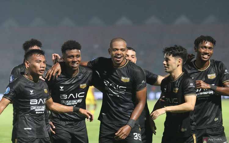 Foto arsip - Pesepak bola Dewa United FC Alex Martins Ferreira (tengah) melakukan selebrasi bersama rekan setimnya usai berhasil mencetak gol ke gawang Persik Kediri pada pertandingan Liga 1 di Stadion Brawijaya, Kota Kediri, Jawa Timur, Sabtu (1/3/2025). ANTARA FOTO/Prasetia Fauzani/YU