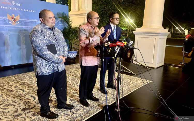 Kepala Badan Pelaksana (CEO) BPI Danantara Rosan Perkasa Roeslani (tengah), Kepala Pelaksana Bidang Operasional (COO) BPI Danantara Dony Oskaria (kanan), dan Kepala Pelaksana Bidang Investasi (CIO) BPI Danantara Pandu Sjahrir (kiri) jumpa pers selepas menghadap Presiden Prabowo Subianto di Kompleks Istana Kepresidenan, Jakarta, Rabu (5/3/2025). ANTARA/Genta Tenri Mawangi
