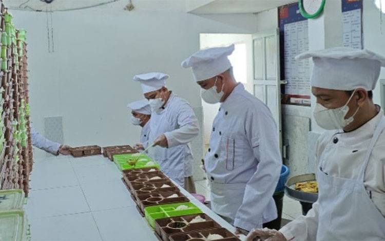 Pengolahan makanan di dapur Ruta Kelas IIB Kuala Kapuas yang selalu diawasi. (FOTO: IST)
