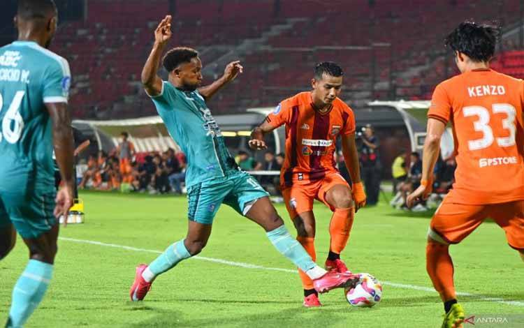 Pesepak bola PSBS Biak Williams Jose Lugo Ladera (kedua kiri) berebut bola dengan pesepak bola Borneo FC Samarinda Leo Guntara (kedua kanan) saat pertandingan Liga 1 2024/2025 di Stadion Kapten I Wayan Dipta, Gianyar, Bali, Kamis (6/3/2025). ANTARA FOTO/Fikri Yusuf/foc. (ANTARA FOTO/FIKRI YUSUF)