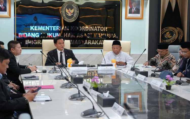 Menko Kumham Imipas Yusril Ihza Mahendra (kiri) bersama Ketua Umum Dewan Dakwah Islamiyah Indonesia (DDII) Adian Husaini (kanan) dalam pertemuan di Jakarta, Kamis (6/3/2025). (ANTARA/HO-Kemenko Kumham Imipas RI)
