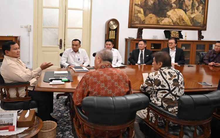 Presiden RI Prabowo Subianto menerima kunjungan dari delapan pengusaha besar asal Indonesia, di antaranya Anthony Salim, Sugianto Kusuma, Prajogo Pangestu, Boy Thohir, Franky Widjaja, Dato Sri Tahir, James Riady, dan Tomy Winata di Istana Kepresidenan RI, Jakarta, Kamis (6/3/2025). ANTARA/Instagram @sekretariat.kabinet