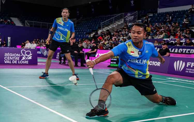 Pasangan ganda campuran Indonesia Rehan Naufal Kusharjanto (kanan)/Gloria Emanuelle Widjaja (kiri) saat bertanding di babak kedua BWF World Tour Super 300 Orleans Masters 2025 melawan unggulan pertama asal Malaysia Chen Tang Jie/Toh Ee Wei di Palais des Sports, Orleans, Prancis, Kamis (6/3/2025). Rehan/Gloria menang dua gim langsung 21-8, 21-17. ANTARA/HO-PBSI/Badmintonphoto/Raphael Sachetat