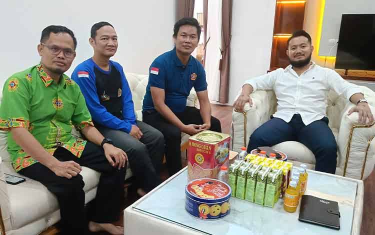 Ketua Karang Taruna Kabupaten Barito Timur, Ariwaratanu, mengunjungi Wakil Bupati, Adi Mula Nakalelu, di rumah jabatan yang baru ditempati, Jumat, 7 Maret 2025. (FOTO: AGUSTINUS BOLE MALO)