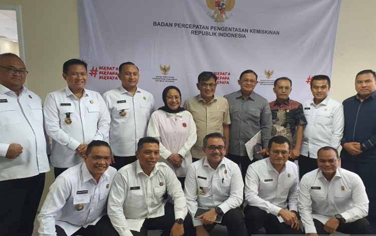 Kepala Badan Percepatan Pengentasan Kemiskinan (BP Taskin) Budiman Sudjatmiko (tengah atas) dan Wakil Kepala Badan Percepatan Pengentasan Kemiskinan, Nanik Sudaryati Deyang (keempat kiri atas) di sela-sela kegiatan Kuliah Kerja Profesi I Lembaga Pendidikan dan Pelatihan Polri Sekolah Staf dan Pimpinan (Sespim) Polri, Jakarta. (ANTARA/HO-BP Taskin)