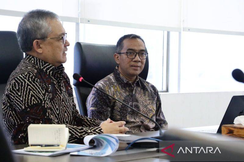 Menteri Pendidikan Tinggi, Sains, dan Teknologi (Mendiktisaintek) Brian Yuliarto (kanan) saat bertemu dengan Kepala Perpusnas Aminudin Aziz (kiri) di Jakarta, Jumat (7/3/2025). ANTARA/HO-Kemdiktisaintek RI