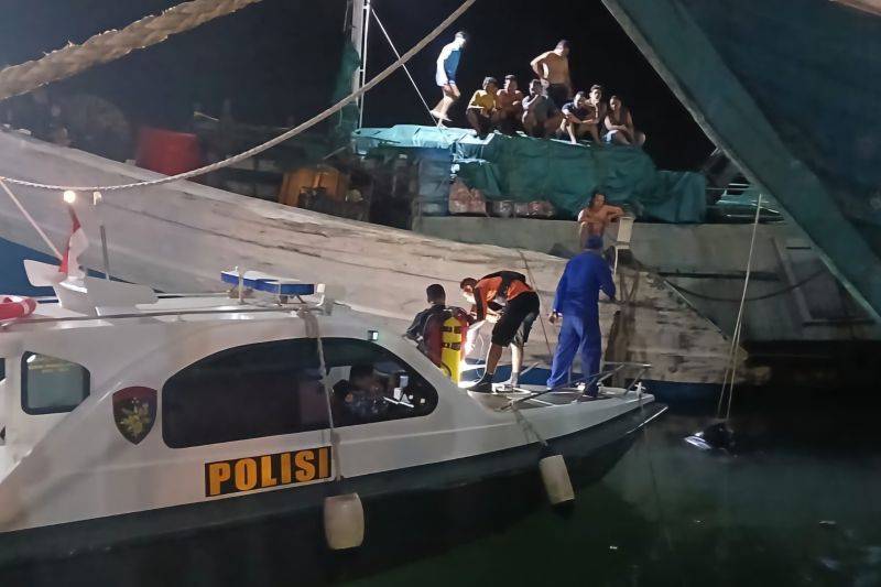 Tim SAR gabungan mengevakuasi korban mobil terjun ke laut di dermaga pelantar II, Kota Tanjungpinang, Provinsi Kepulauan Riau (Kepri), Sabtu (8/3/2025) dini hari. ANTARA/HO-Humas SAR Tanjungpinang