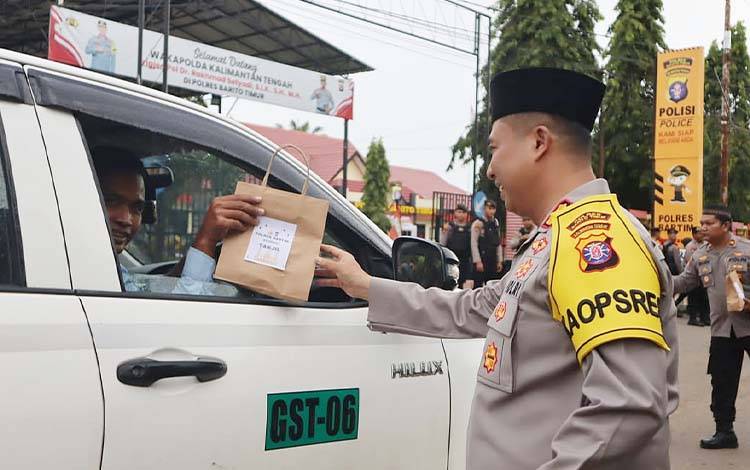 Kapolres Barito Timur, AKBP Eddy Santoso, memimpin langsung pembagian takjil kepada pengguna jalan menjelang waktu berbuka puasa, Sabtu, 8 Maret 2025. (FOTO: IST)
