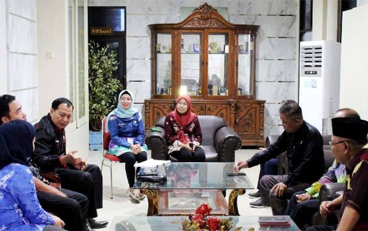 Jajaran Setwan Barito Utara menerima kunjungan kerja (kunker) dari anggota DPRD Tabalong. (Foto: Dhani)