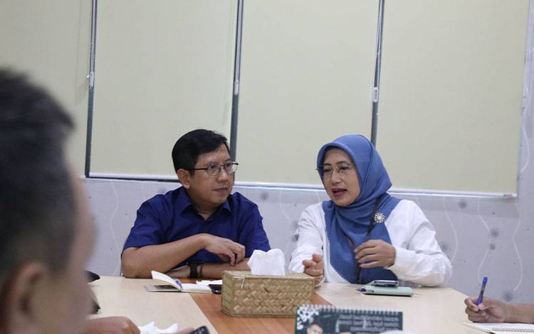 Kadis TPHP Provinsi Kalteng, Sunarti terima audiensi PT. United Tractors Tbk didampingi tim Ditjen PSP, Dede Sulaeman di Ruang Rapat Kepala Dinas TPHP Kalteng, baru baru ini. (FOTO: IST)