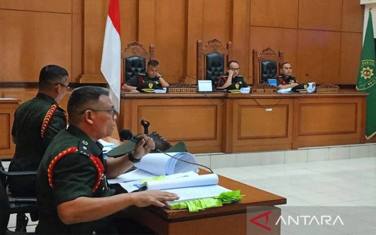 Arsip - Oditur Militer II-07 Jakarta Mayor Chk Gori Rambe dalam sidang kesaksian Isra alias Ires dan Ajat Supriatna (tidak tampak dalam gambar) dalam sidang lanjutan kasus penembakan bos rental mobil dengan terdakwa tiga anggota TNI Angkatan Laut (AL) di Pengadilan Militer II-08 Jakarta, Jakarta Timur, Kamis (27/2/2025). ANTARA/Siti Nurhaliza/aa