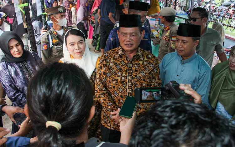 Bupati Seruyan Ahmad Selanorwada didampingi Wakil Bupati H Supian saat di wawancara media belum lama ini (Foto : Ist)