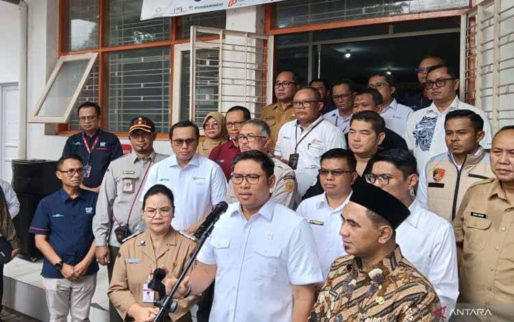 Wakil Menteri Pertanian Sudaryono, didampingi Wakil Gubernur Jateng Taj Yasin Maimoen, Wali Kota Semarang Agustina Wilujeng Pramestuti, dan Direktur Utama PT Pos Indonesia Faizal Rochmad Djoemadi, saat meninjau Operasi Pasar Bahan Pangan Pokok, di Kantor Pos Johar, Semarang, Senin (10/3/2025). (ANTARA/Zuhdiar Laeis)