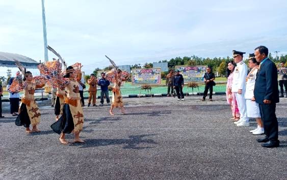 Bupati Gunung Mas Jaya S Monong, Wakil Bupati Efrensia L.P Umbing dan lainnya saat kedatangannya disambut dengan tari-tarian, Senin, 10 Maret 2025. (FOTO: RISKA YULYANA)