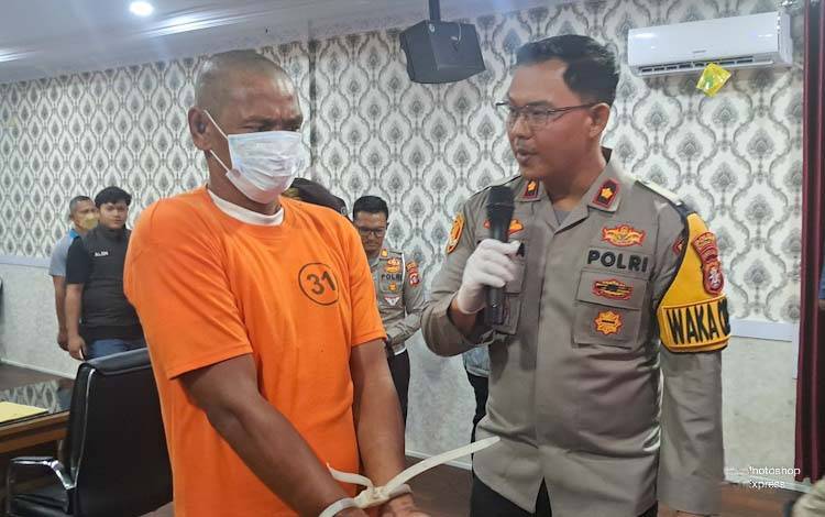 Wakapolres Kobar Kompol Rendra Aditia Dhani saat menanyai pelaku pengusakan kantor desa dan penganiayaan petugas kepolisian dalam rilis kasus yang digelar, Senin sore, 10 Maret 2025.