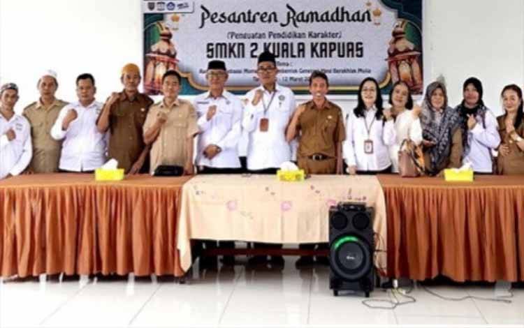 Plt Kasi PAI Kemenag Kapuas, Sutrisno bersama para guru SMKN 2 Kuala Kapuas dalam kegiatan Pesantren Ramadan. (FOTO: IST)