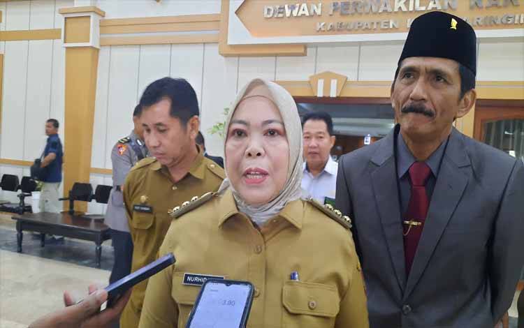 Bupati Kobar Nurhidayah saat diwawancarai awak media