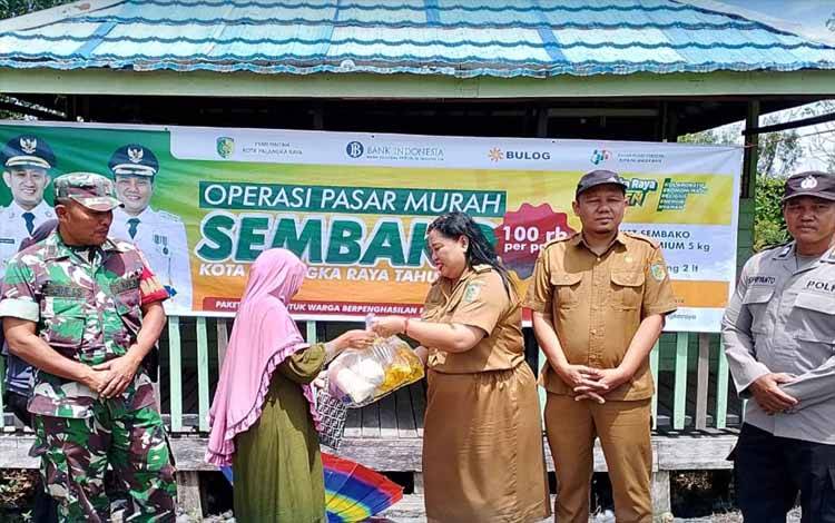Pemko Palangka Raya saat menggelar pasar murah di Kelurahan Kameloh Baru (Foto : DPKUKMP)