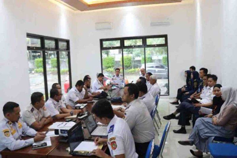 Dishub Kobar saat melaksanakan rapat koordinasi persiapan untuk kelancaran dan kesuksesan angkutan Lebaran. (ANTARA/HO-Dishub Kobar.)