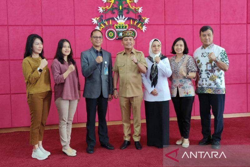 Gubernur Kalteng Agustiar Sabran (tengah) bersama Rektor Universitas Palangka Raya Salampak (tiga dari kiri) dan jajaran, Palangka Raya, Selasa (11/3/2025). (ANTARA/Muhammad Arif Hidayat)