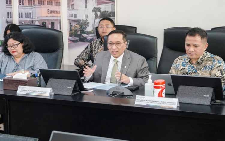 Wakil Menteri Perencanaan Pembangunan Nasional/Wakil Kepala Badan Perencanaan Pembangunan Nasional (PPN/Bappenas) Febrian Alphyanto Ruddyard (tengah) saat bertemu dengan perwakilan EU-ASEAN Sustainable Connectivity Package Investment Facility (EU SCOPE IF) di Jakarta, Senin (10/3/2025). ANTARA/HO-Bappenas