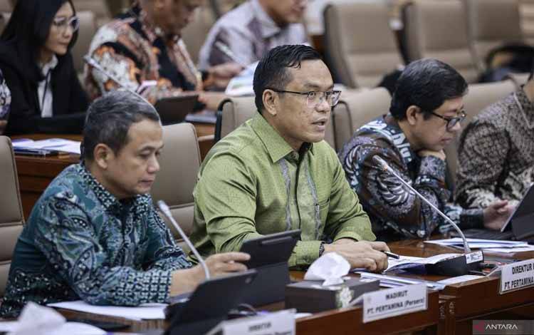 Direktur Utama Pertamina Simon Aloysius Mantiri (tengah) menyampaikan paparan pada Rapat Dengar Pendapat (RDP) bersama Komisi VI DPR di Kompleks Parlemen, Senayan, Jakarta, Selasa (11/3/2025). ANTARA FOTO/Dhemas Reviyanto/rwa